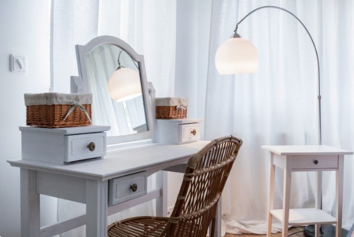 Organização, iluminação e cadeira ideal para a penteadeira: