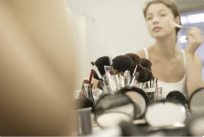 Organização, iluminação e cadeira ideal para a penteadeira