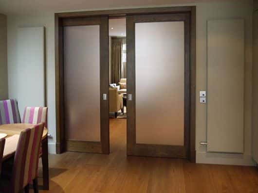 Quais as vantagens e desvantagens em ter uma porta de vidro em casa? Porta de Vidro: Tipos, Vantagens e Modelos