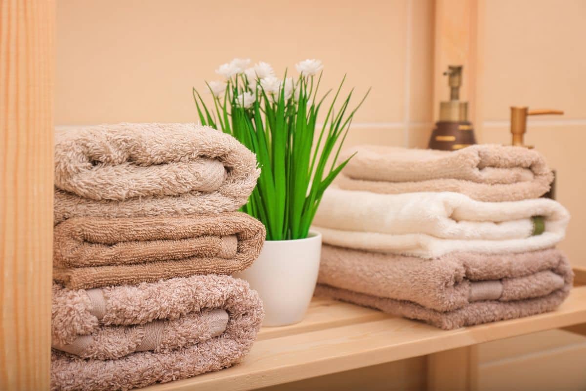Prateleiras de Banheiro: Organize com Estilo! 4 Prateleiras de Banheiro — Organize seu espaço com estilo, descubra como transformar sua decoração!