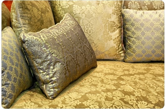 Como escolher almofadas para a decoração? Decoração com almofadas: Como escolher e combinar estampas e cores.