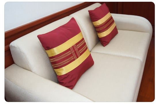 Quantas almofadas devo usar na decoração? Decoração com almofadas: Como escolher e combinar estampas e cores.