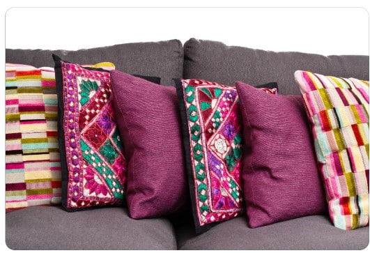 O que é decoração com almofadas? Decoração com almofadas: Como escolher e combinar estampas e cores.
