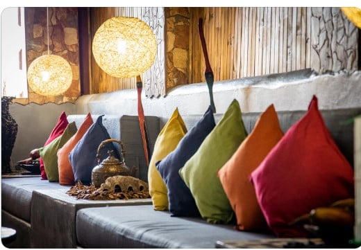 Quantas almofadas devo usar na decoração? Decoração com almofadas: Como escolher e combinar estampas e cores.