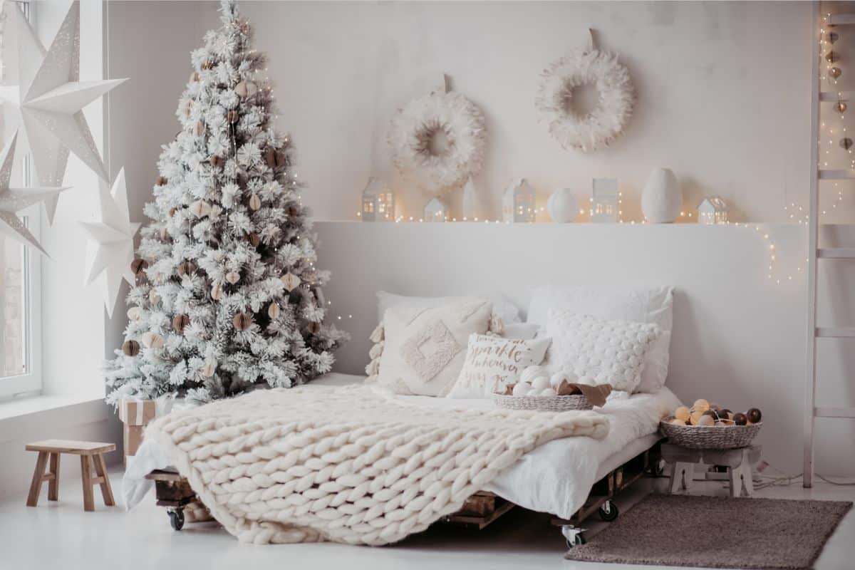 Decoração de Natal: Como Fazer uma Decoração Encantadora e Econômica! 1 Como Decorar o Quarto - Dicas Práticas e Criativas para sua casa!