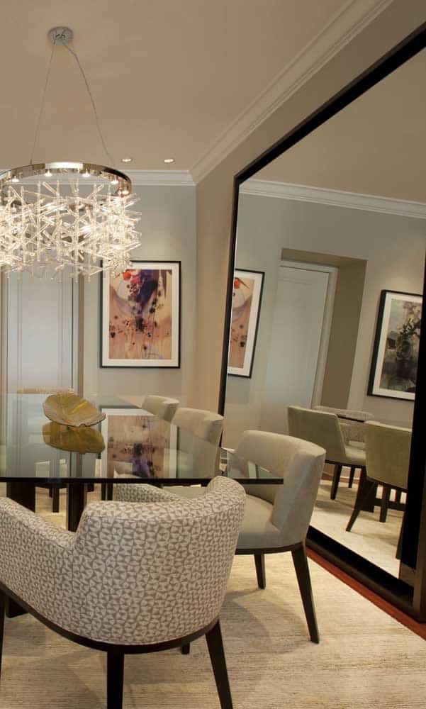 Use um espelho grande para criar uma sensação de espaço