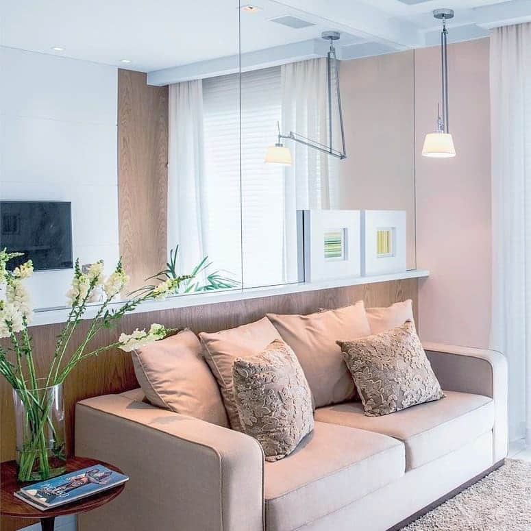 Coloque um espelho próximo a uma fonte de luz para refletir a luz e criar uma sensação de espaço