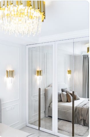 Use espelhos em portas de armários e guarda-roupas para refletir a luz e criar uma sensação de espaço