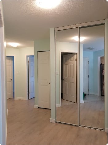 Use espelhos em portas de armários e guarda-roupas para refletir a luz e criar uma sensação de espaço