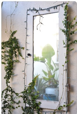 Coloque um espelho próximo a uma fonte de luz para refletir a luz e criar uma sensação de espaço