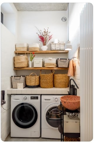 Use cestos e sacos para separar as roupas para a lavanderia pequena