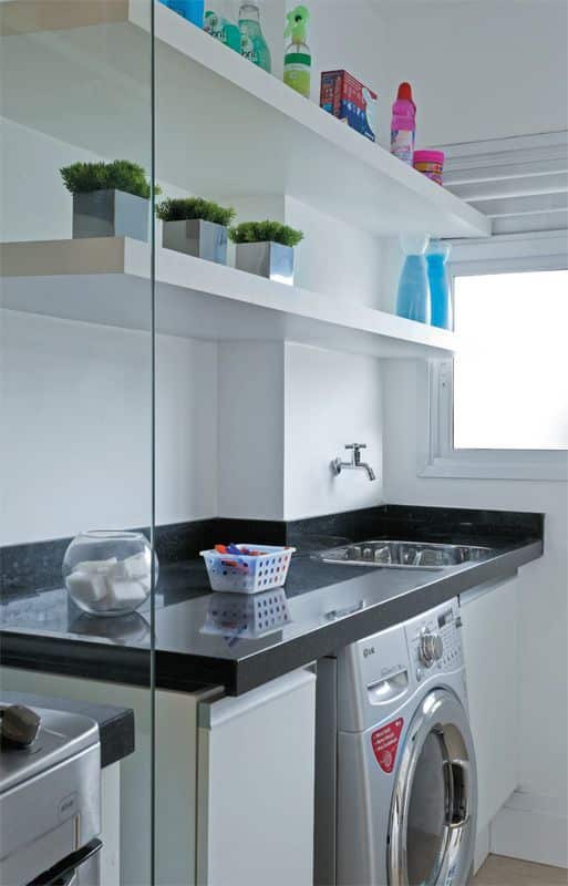 Invista em armários e prateleiras na lavanderia pequena