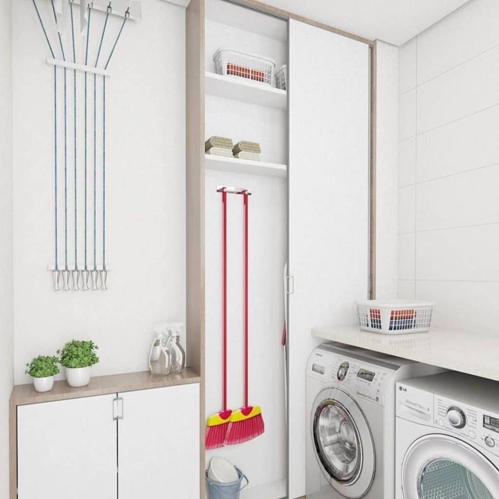 Utilize a parede para pendurar objetos na lavanderia pequena: