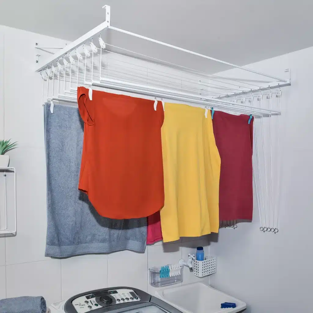 Utilize a parede para pendurar objetos na lavanderia pequena