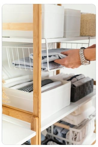 Instale prateleiras ou gabinetes para decorar e organizar lavanderias funcionais