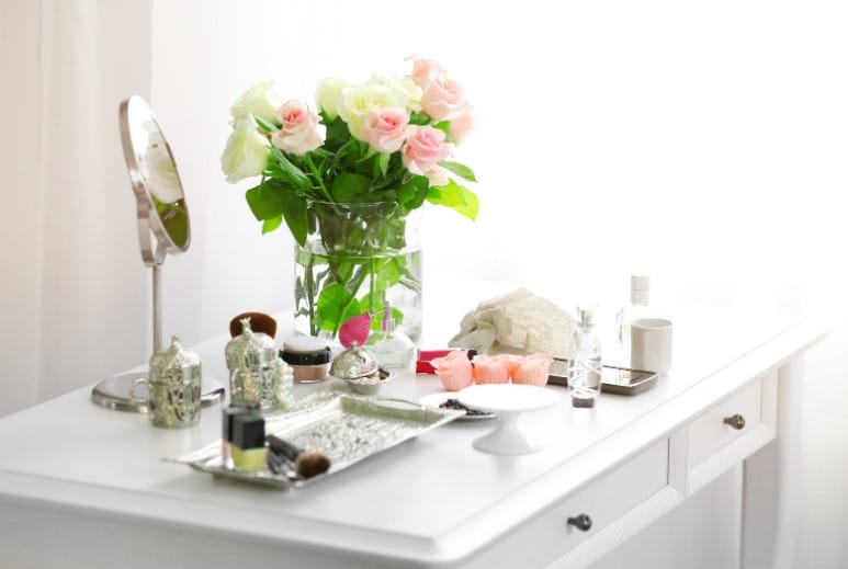 quarto pequeno com penteadeira. Fonte: CANVA