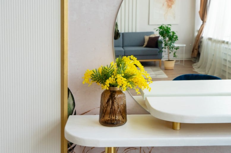 quarto pequeno com penteadeira. Fonte: CANVA