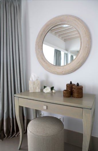 quarto pequeno com penteadeira. Fonte: CANVA