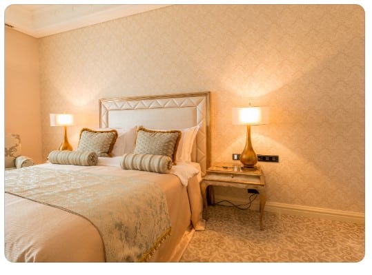 Como escolher a paleta de cores certa para o quarto de casal? Decoração de quartos de casal: Dicas para criar um ambiente aconchegante e romântico.