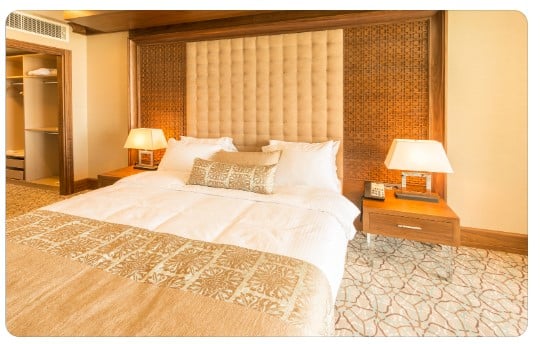 Quais são os elementos mais importantes para adicionar um toque romântico ao quarto de casal? Decoração de quartos de casal: Dicas para criar um ambiente aconchegante e romântico.