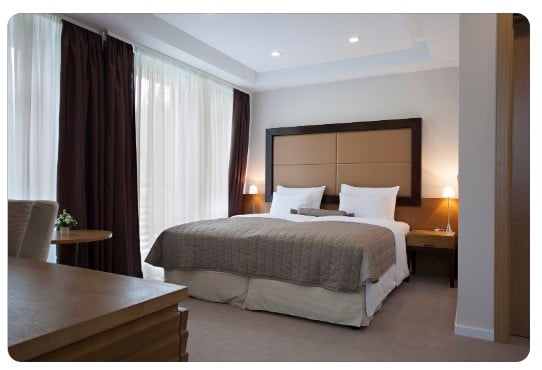 Quais são os elementos mais importantes para adicionar um toque romântico ao quarto de casal? Decoração de quartos de casal: Dicas para criar um ambiente aconchegante e romântico.