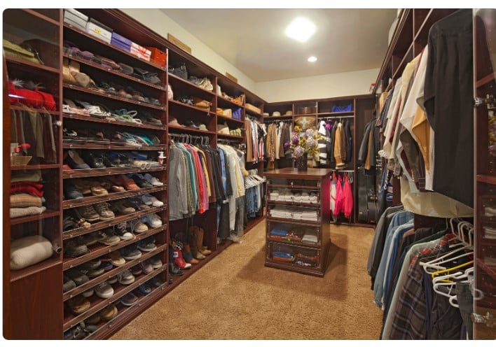 Mantenha a organização Organização de Closet Pequeno: Dicas e Truques