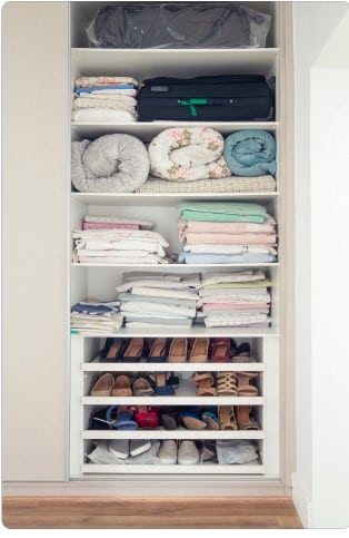 Invista em soluções de armazenamento Organização de Closet Pequeno: Dicas e Truques