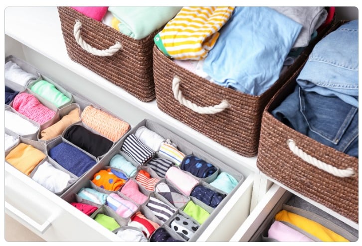 Use organizadores de gavetas: Organização de Closet Pequeno: Dicas e Truques