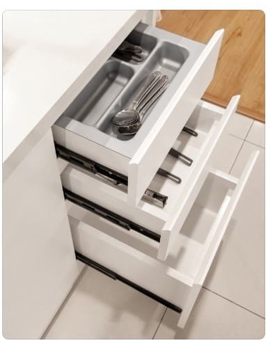 Qual é a melhor maneira de organizar os armários de uma cozinha compacta? Organização de Cozinhas Compactas.