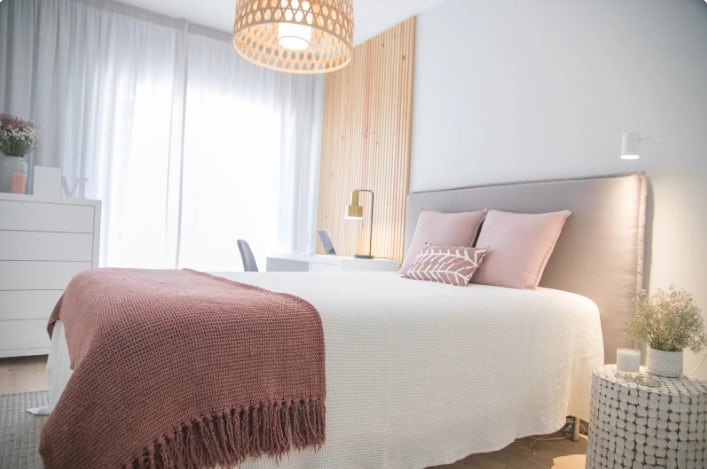 Posso adicionar objetos decorativos ao meu quarto minimalista? Decoração Minimalista de Quartos
