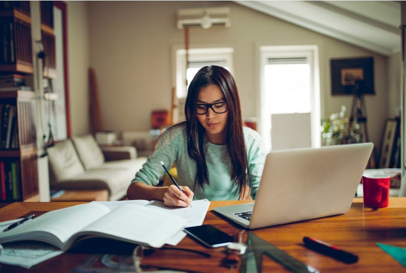 quarto com bancada de estudo
