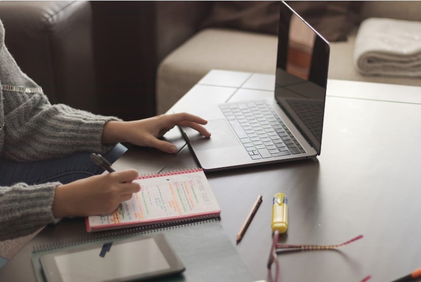 quarto com bancada de estudo