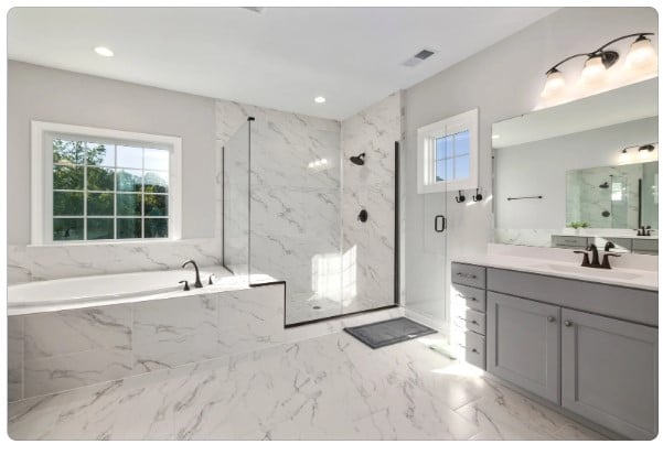 Qual é o melhor tipo de revestimento para banheiros pequenos?