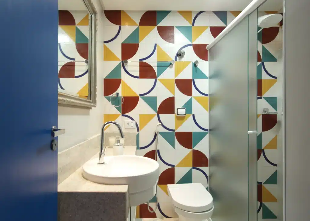 Qual é o melhor tipo de revestimento para banheiros pequenos?