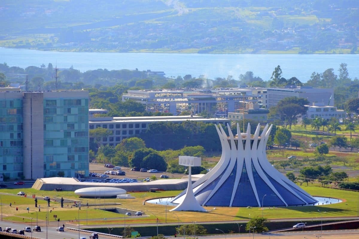 O Estilo Arquitetônico da Catedral de Brasília: Uma Obra-prima de Niemeyer 1 O Estilo Arquitetônico da Catedral de Brasília: Uma Obra-prima de Niemeyer