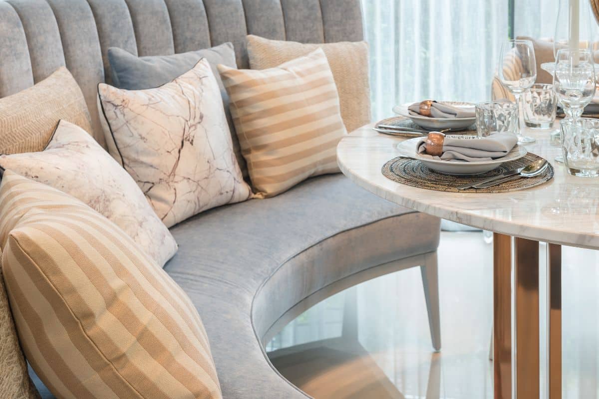 Cozinha Pequena em Apartamento Planejada: Dicas para otimizar espaço e organização! Mesa de jantar redonda - Será mesmo mais espaço na sua cozinha?