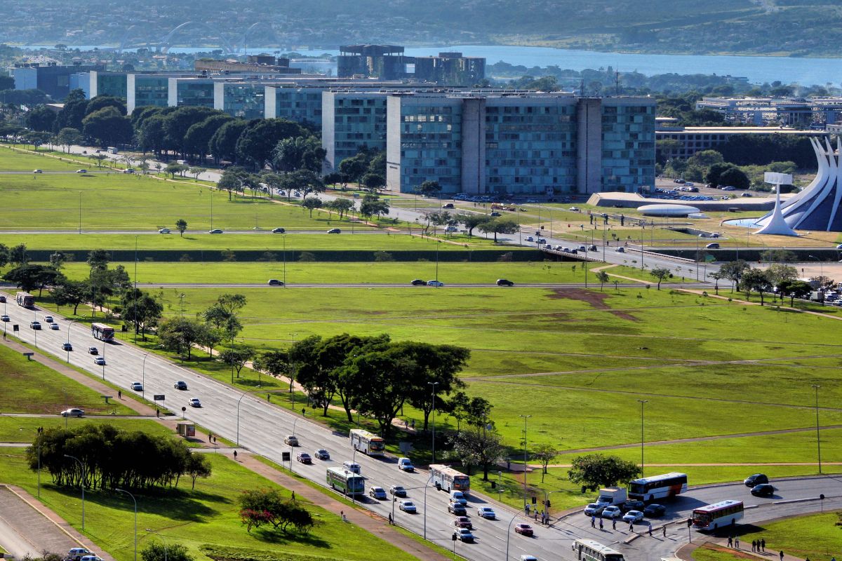 As 10 Cidades Brasileiras com Melhor Qualidade de Vida em 2023! 9 O Estilo Arquitetônico da Catedral de Brasília: Uma Obra-prima de Niemeyer