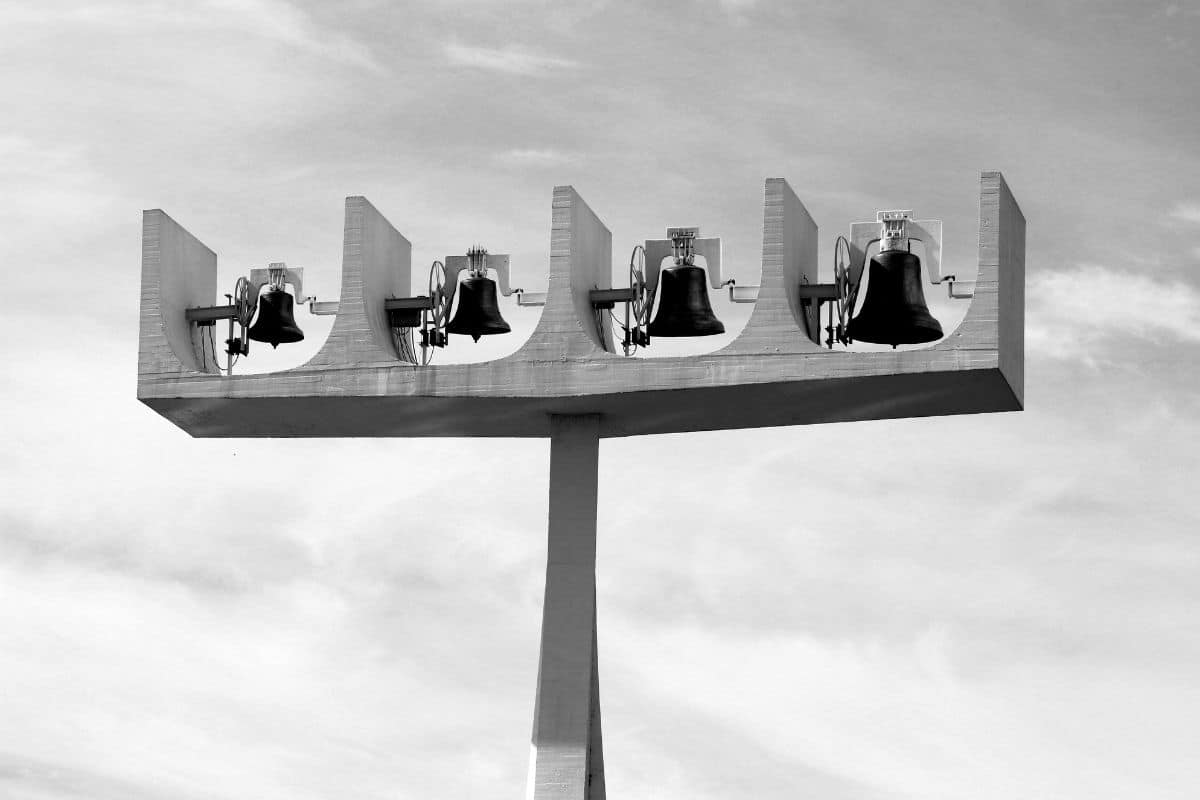O Estilo Arquitetônico da Catedral de Brasília: Uma Obra-prima de Niemeyer 4 O Estilo Arquitetônico da Catedral de Brasília: Uma Obra-prima de Niemeyer