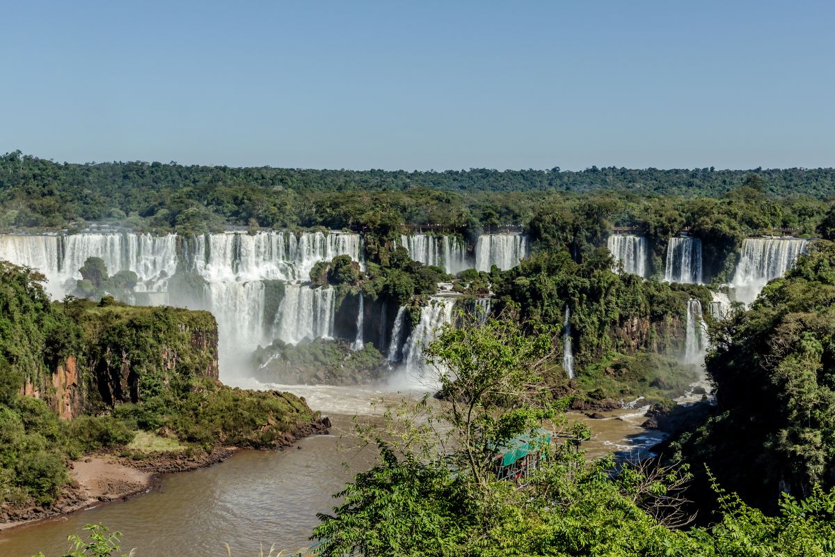 Arquitetura e História: O Design Único do Marco das Três Fronteiras em Foz do Iguaçu
