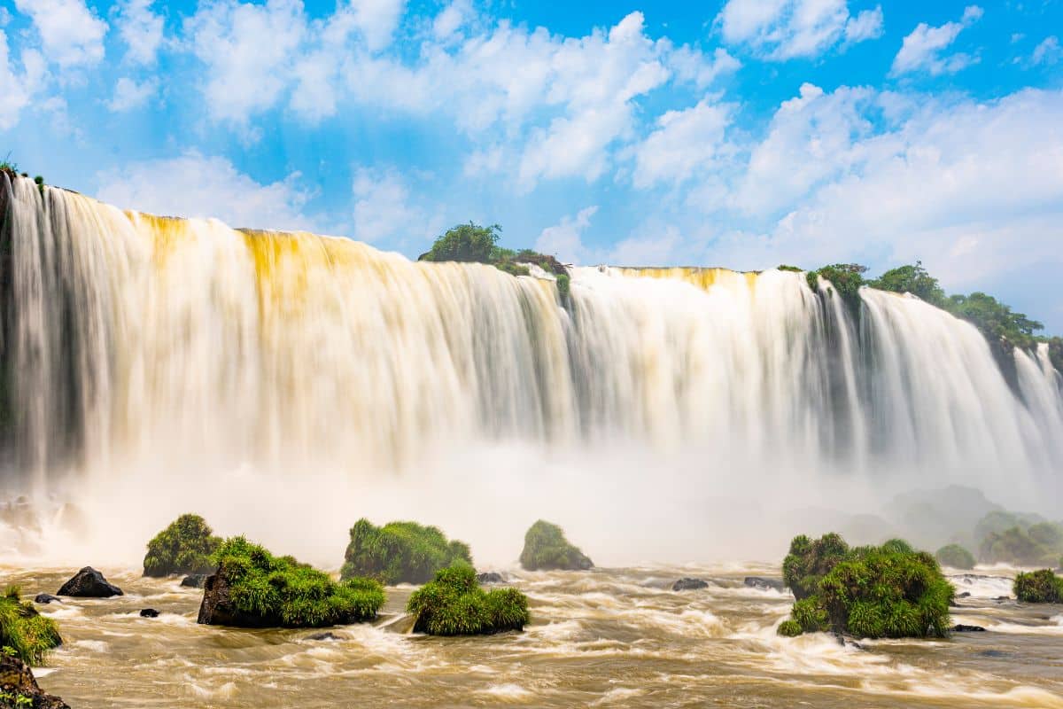 Arquitetura e História: O Design Único do Marco das Três Fronteiras em Foz do Iguaçu