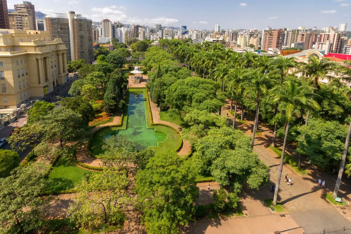 Belo Horizonte: arquitetura e espaços urbanos Vista da Praça da Liberdade em Belo Horizonte, com jardins e edifícios no entorno