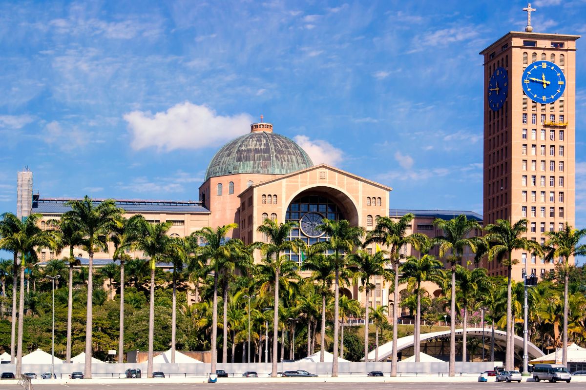 De Aparecida a Roma: A Arquitetura da Basílica de Aparecida e a Basílica de São Pedro! 1 O Fascínio da Arquitetura do Santuário Nacional de Aparecida