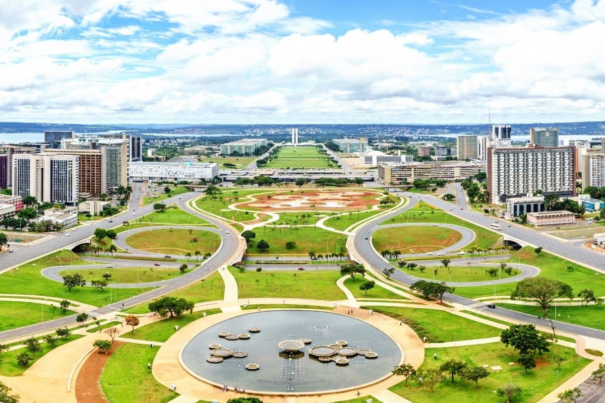 O Estilo Arquitetônico da Catedral de Brasília: Uma Obra-prima de Niemeyer 2 5 Curiosidades Sobre Brasília Que Vão Te Surpreender!