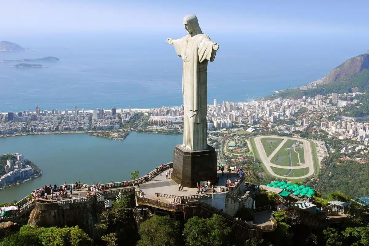 Rio de Janeiro: arquitetura e paisagem Vista do Cristo Redentor e da paisagem urbana do Rio de Janeiro, com montanhas e lagoa ao fundo