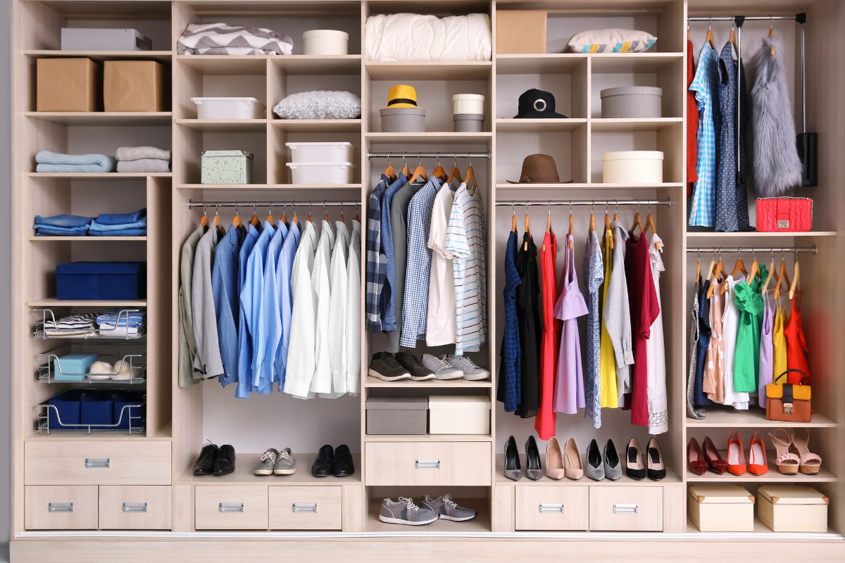 Quarto com Closet em Perfeita Harmonia: 7 Modelos que Unem Praticidade no Dia-a-Dia! 7 7 Dicas Práticas para Criar o Closet com Banheiro dos Seus Sonhos!