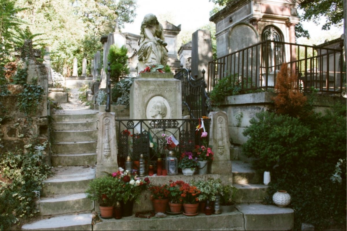7 Curiosidades sobre O Cemitério Mais Famoso do Mundo: O Panteão de Pere Lachaise em Paris!