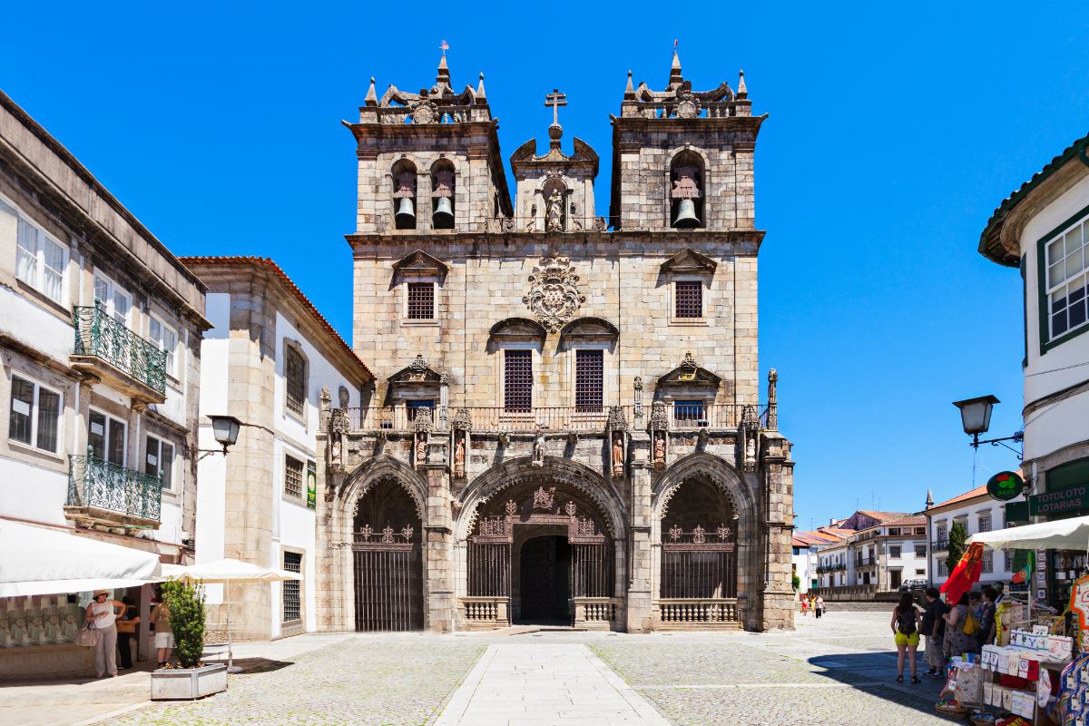 De Aparecida a Braga: Uma Viagem pelos Majestosos Templos Católicos de Fé!