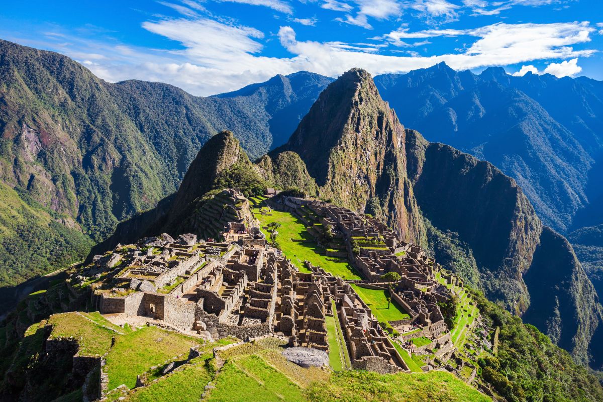 De Templos a Palácios: 5 Edifícios que Revelam a Grandeza das Civilizações Passadas! 4 Mistérios da América Latina: Desvendando os Segredos dos Maias, Astecas e Incas!