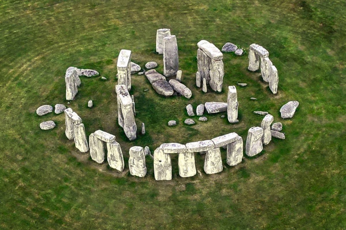 Os Megalitos de Stonehenge: Astronomia, Ritual ou Ambos? 1 Os Megalitos de Stonehenge: Astronomia, Ritual ou Ambos?