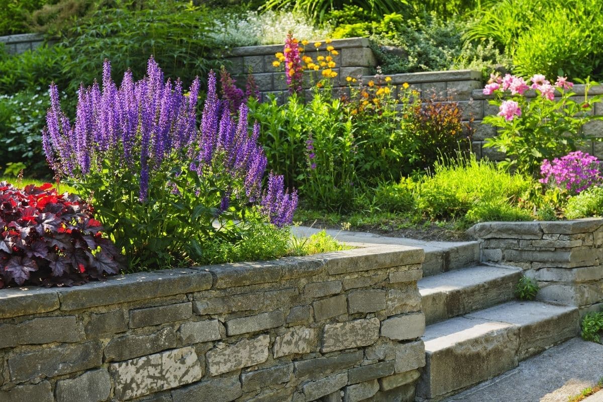 Aproveite a beleza da escada externa e dê vida ao seu jardim! 2 Decoração de Mesa: Surpreenda seus convidados com estilo e criatividade!